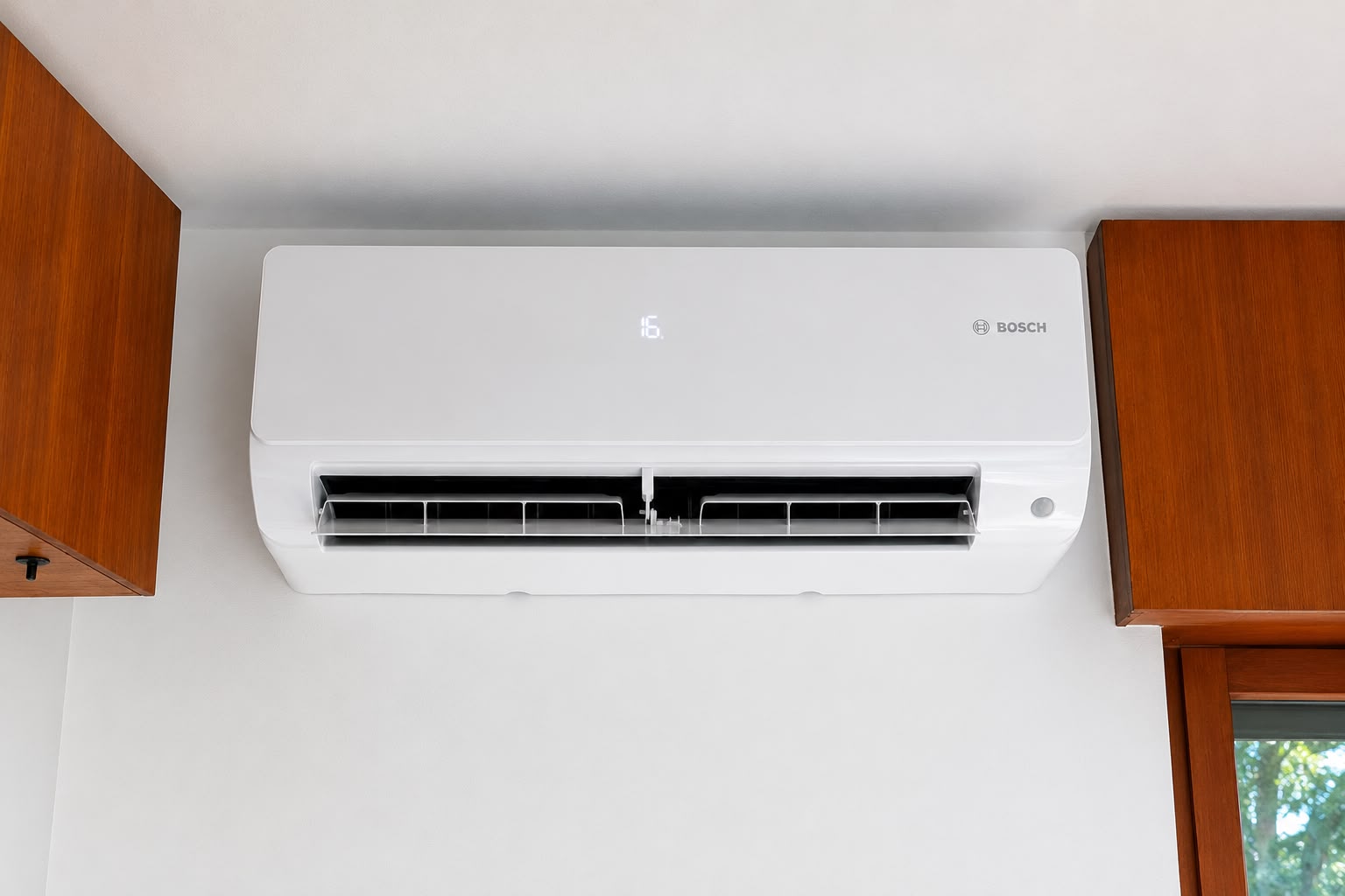 Unità interna di un climatizzatore Bosch a parete accesa a 16 gradi