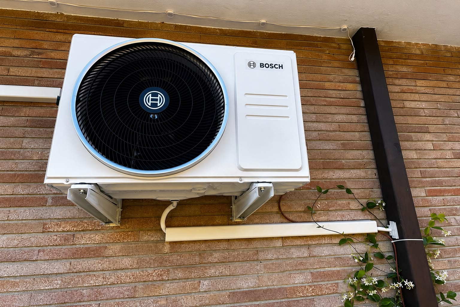 Unità esterna Bosch staffata a parete, con canalina e passaggi ordinati