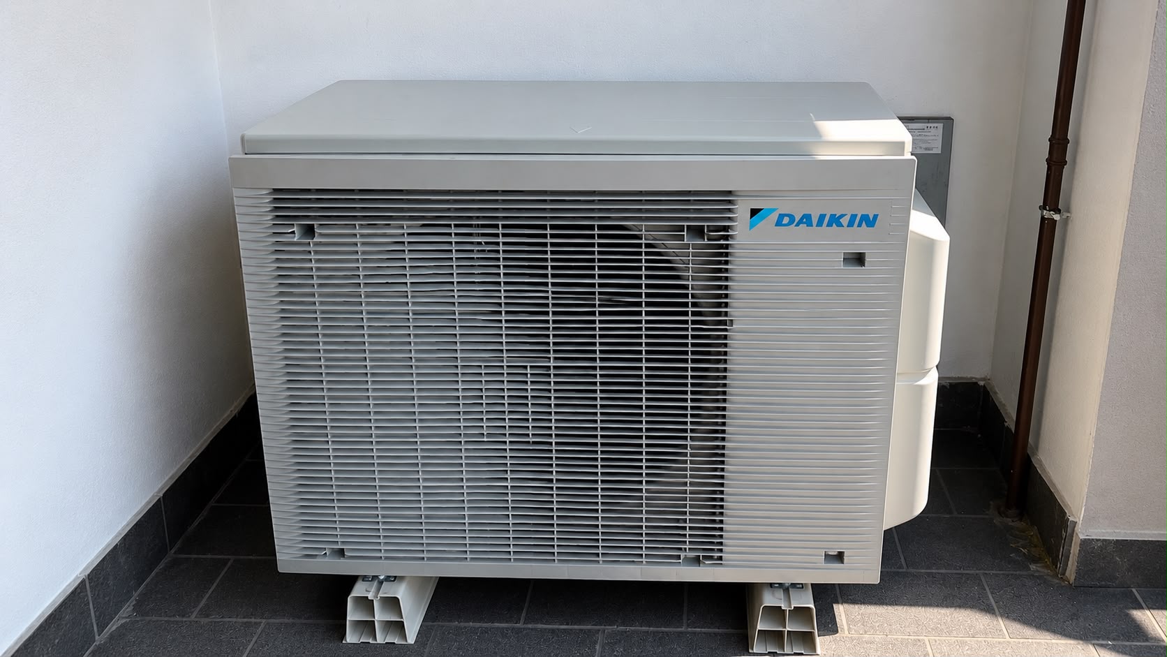 Unità esterna Daikin appoggiata su supporti antivibranti a bordo terrazzo